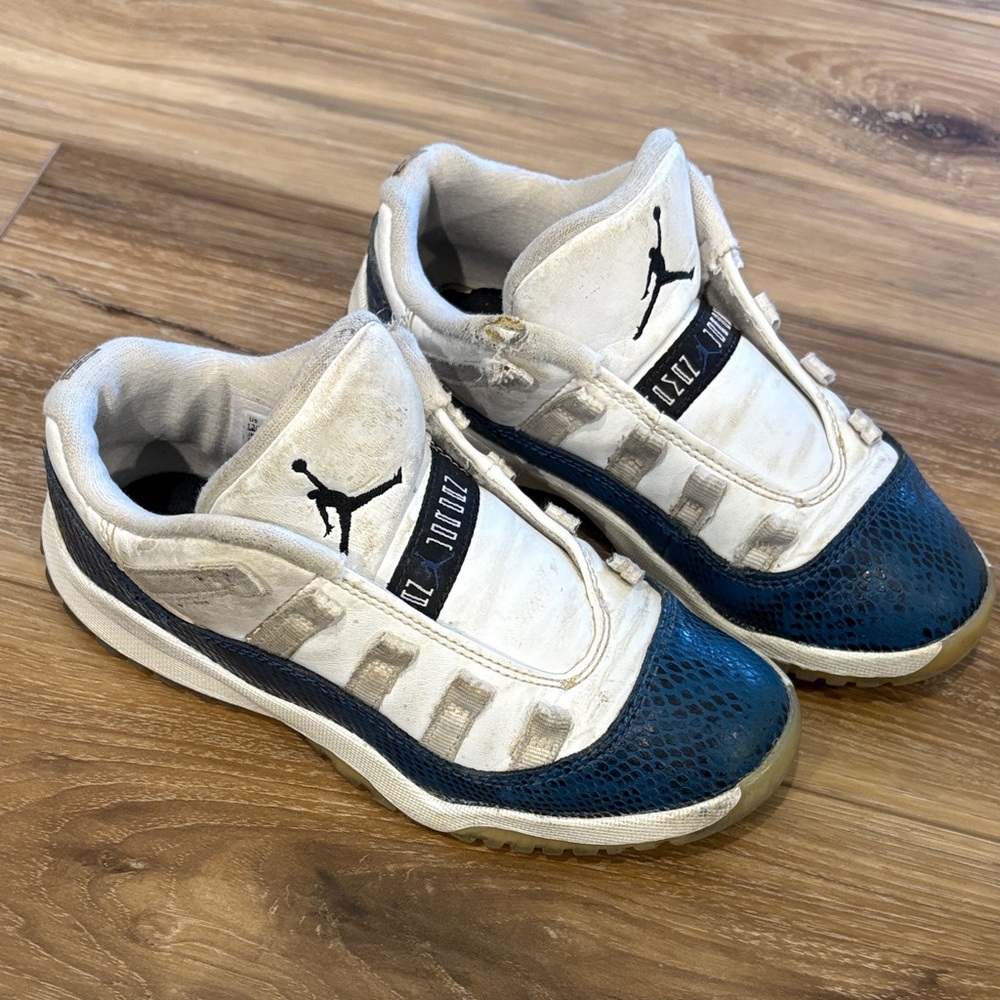 NIKE JORDAN’S Kids White and Blue Sneakers